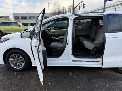 Used 2024 Toyota Sienna LE image 19