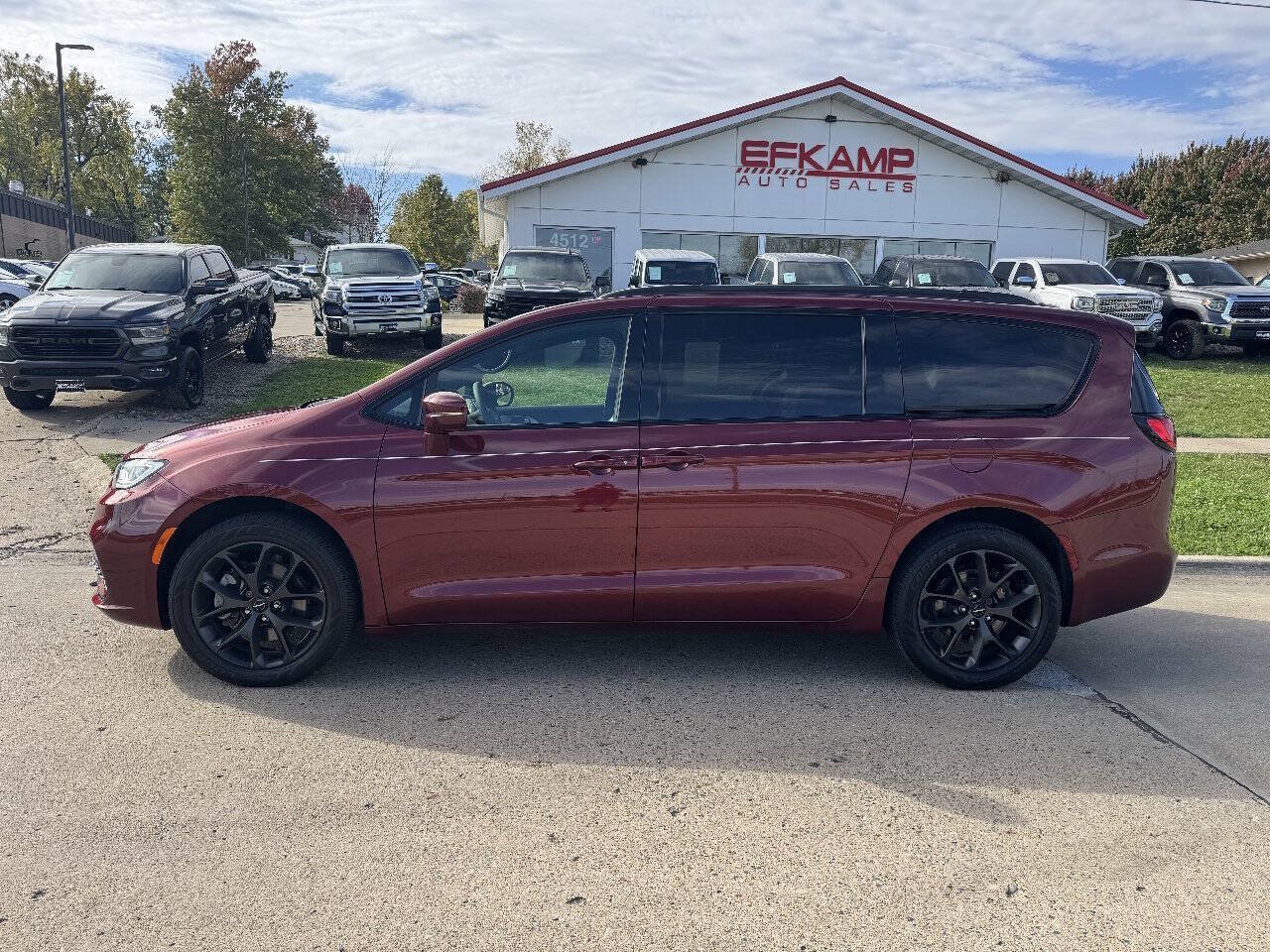 Used 2022 Chrysler Pacifica Touring-L w/ S Appearance Package AWD/4WD image 2