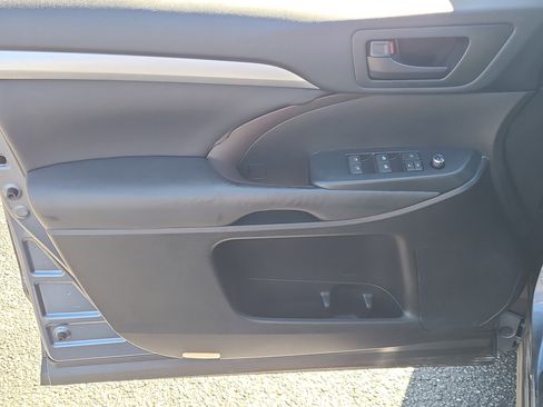 Used 2017 Toyota Highlander LE image 21