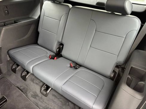 Used 2021 Chevrolet Traverse LT AWD/4WD image 9