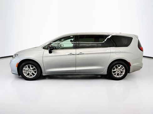 Used 2024 Chrysler Pacifica Touring-L FWD image 4