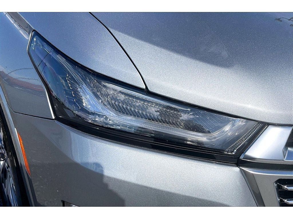 Used 2023 Chevrolet Traverse Premier FWD image 31