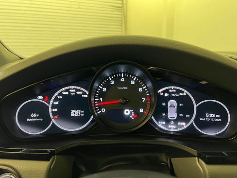 Used 2022 Porsche Cayenne Platinum Edition image 21