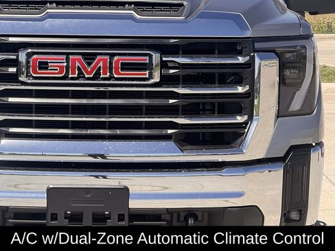 Used 2025 GMC Sierra 2500 SLE w/ Preferred Package image 11