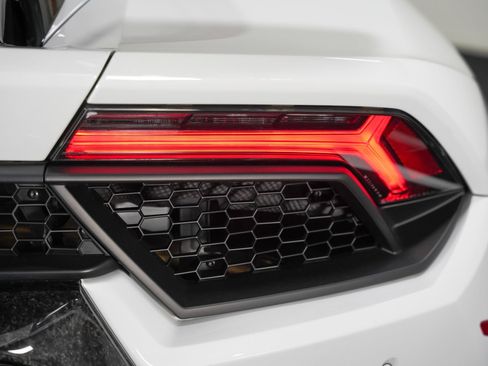 Used 2018 Lamborghini Huracan Performante AWD/4WD image 21