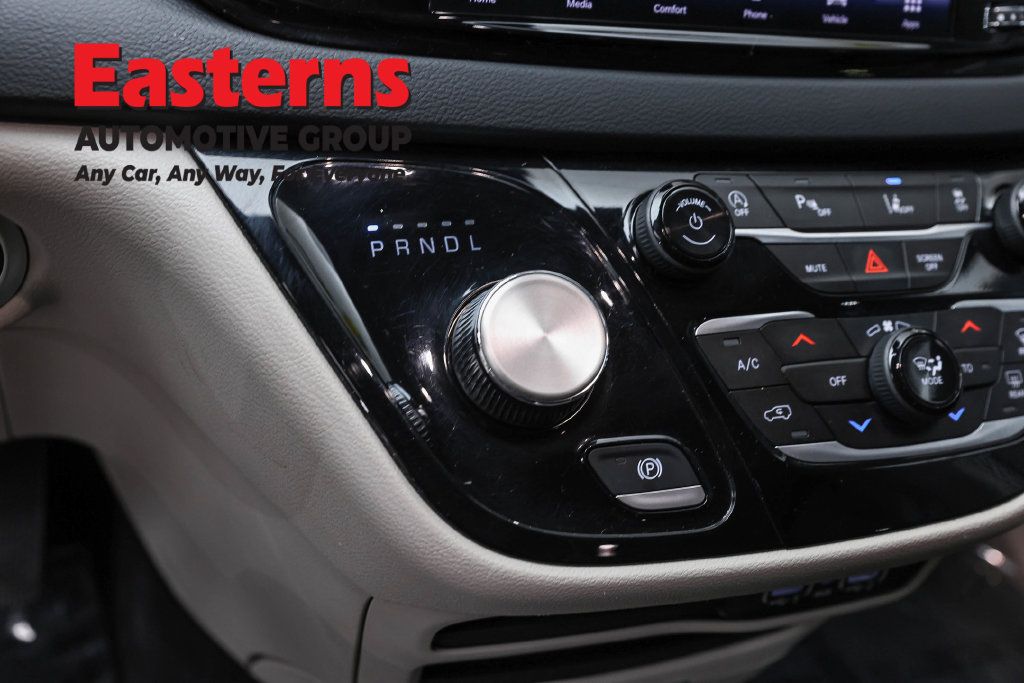 Used 2023 Chrysler Pacifica Touring-L FWD image 15