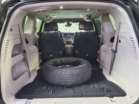 Used 2022 Chrysler Pacifica Touring-L FWD image 28