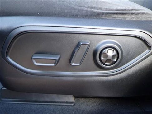 Used 2023 Jeep Grand Cherokee Laredo image 12