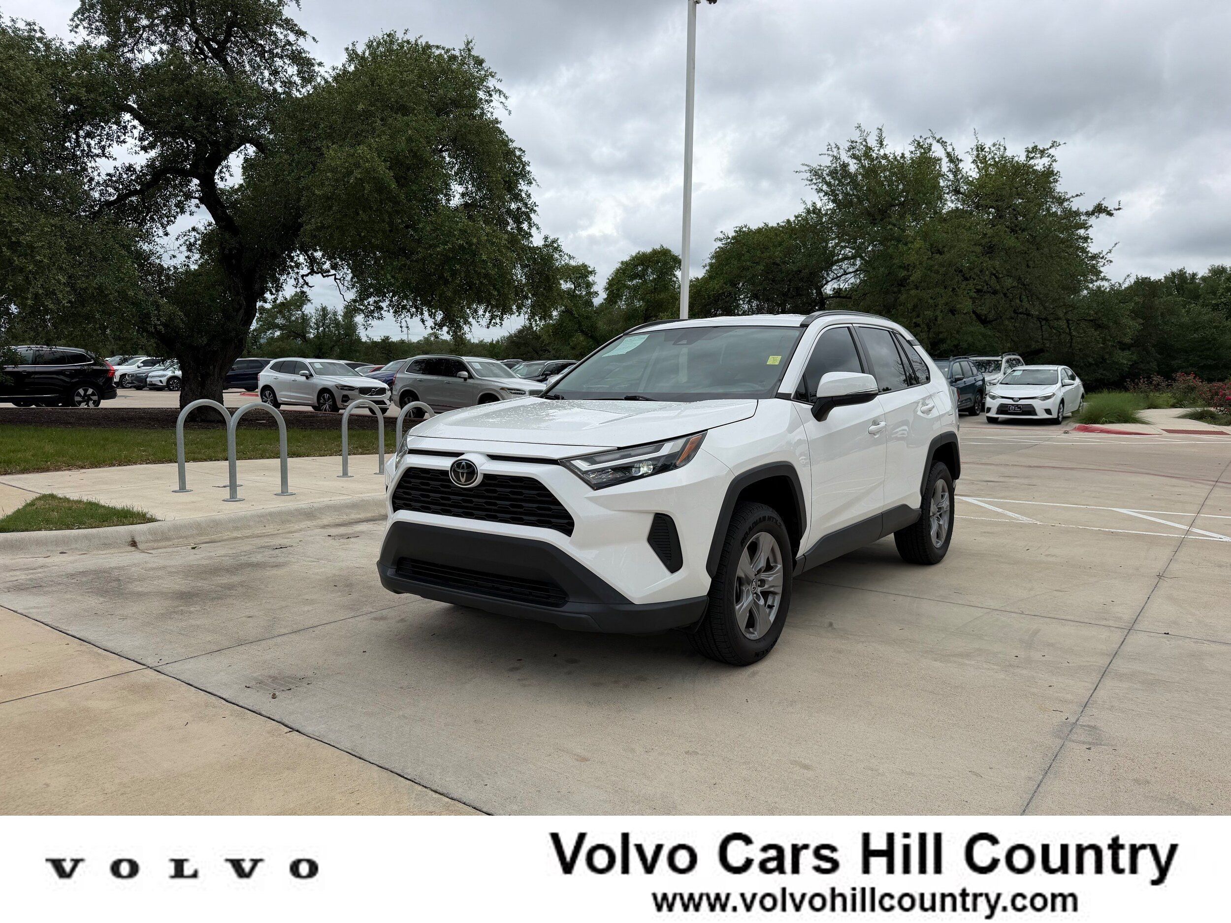 Used 2022 Toyota RAV4 XLE FWD image 1
