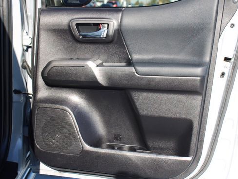 Used 2020 Toyota Tacoma TRD Off-Road image 18