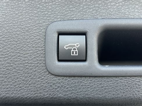 Used 2025 Toyota Sienna XLE FWD image 25
