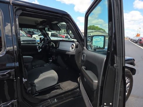Used 2025 Jeep Wrangler Unlimited Sahara AWD/4WD image 12