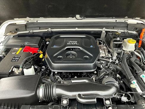 Used 2022 Jeep Wrangler Unlimited Sahara w/ Dual Top Group AWD/4WD image 33
