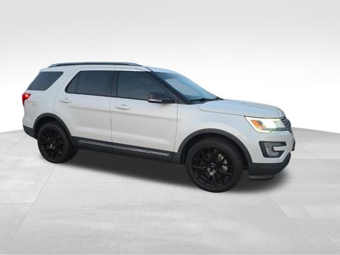 Used 2016 Ford Explorer XLT w/ Equipment Group 202A AWD/4WD image 7