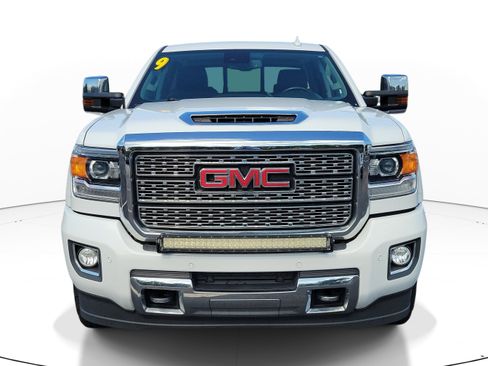Used 2019 GMC Sierra 2500 Denali w/ Duramax Plus Package AWD/4WD image 2