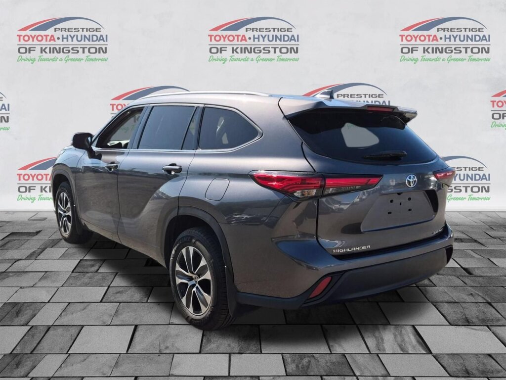 Certified 2022 Toyota Highlander XLE AWD/4WD image 6