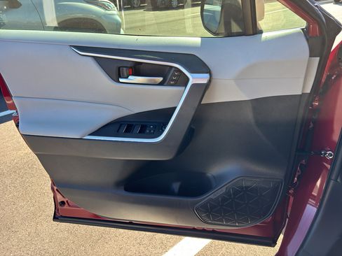 Used 2022 Toyota RAV4 XLE Premium image 5