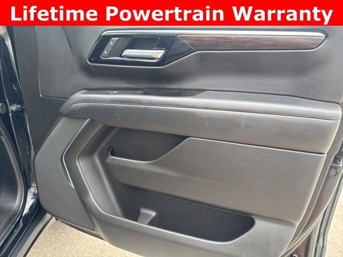 Used 2025 Chevrolet Suburban Z71 image 18