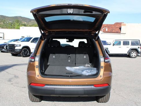 New 2026 Jeep Grand Cherokee Limited AWD/4WD image 11