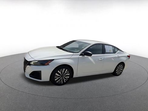 Used 2025 Nissan Altima 2.5 SV FWD image 8