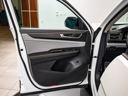 Used 2025 Volkswagen Atlas Peak Edition SE AWD/4WD image 27