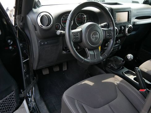 Used 2013 Jeep Wrangler Unlimited Rubicon w/ Connectivity Group AWD/4WD image 12