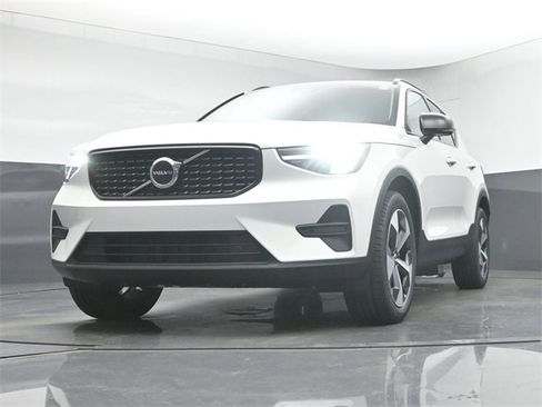 New 2026 Volvo XC40 B5 Core w/ Climate Package image 37