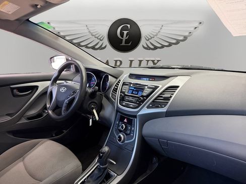 Used 2014 Hyundai Elantra SE FWD image 17