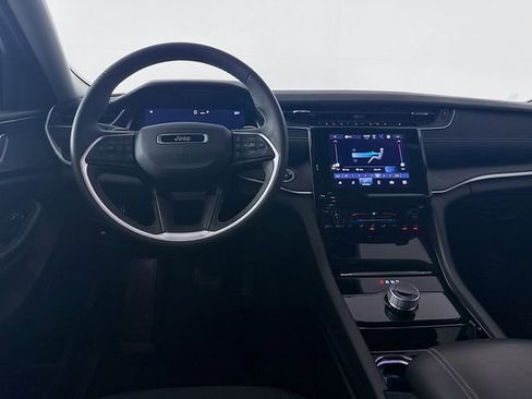 Used 2023 Jeep Grand Cherokee Laredo image 24