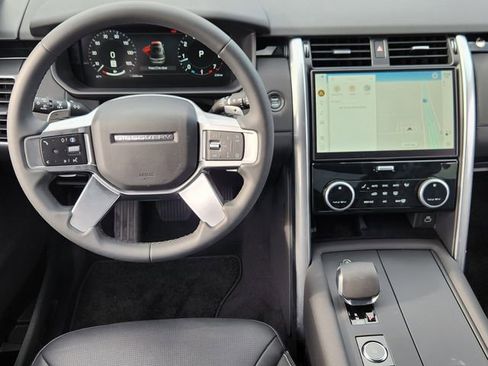 Used 2025 Land Rover Discovery S image 27