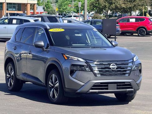 Used 2025 Nissan Rogue SL FWD image 3