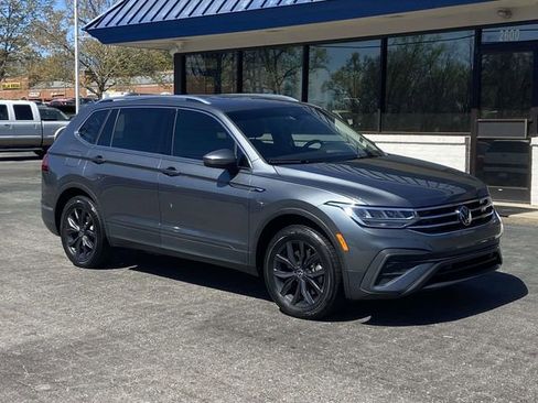 Used 2024 Volkswagen Tiguan SE image 2