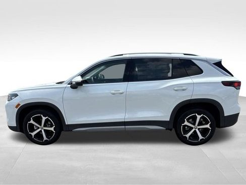 Used 2025 Volkswagen Tiguan SE FWD image 2