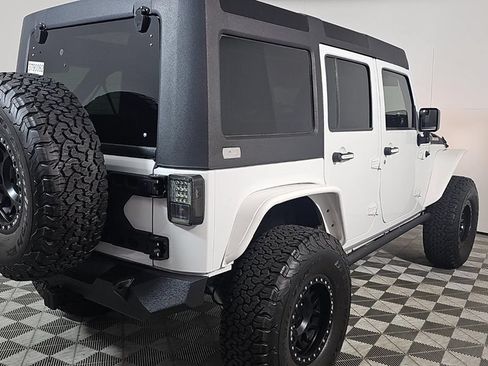 Used 2018 Jeep Wrangler Unlimited Rubicon w/ Connectivity Group AWD/4WD image 4