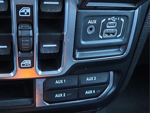 Used 2024 Jeep Wrangler Unlimited Sahara w/ Technology Group AWD/4WD image 18