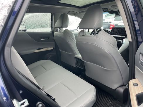 Used 2023 Toyota Venza Limited image 3