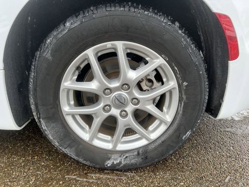 Used 2024 Chrysler Pacifica Touring-L image 41