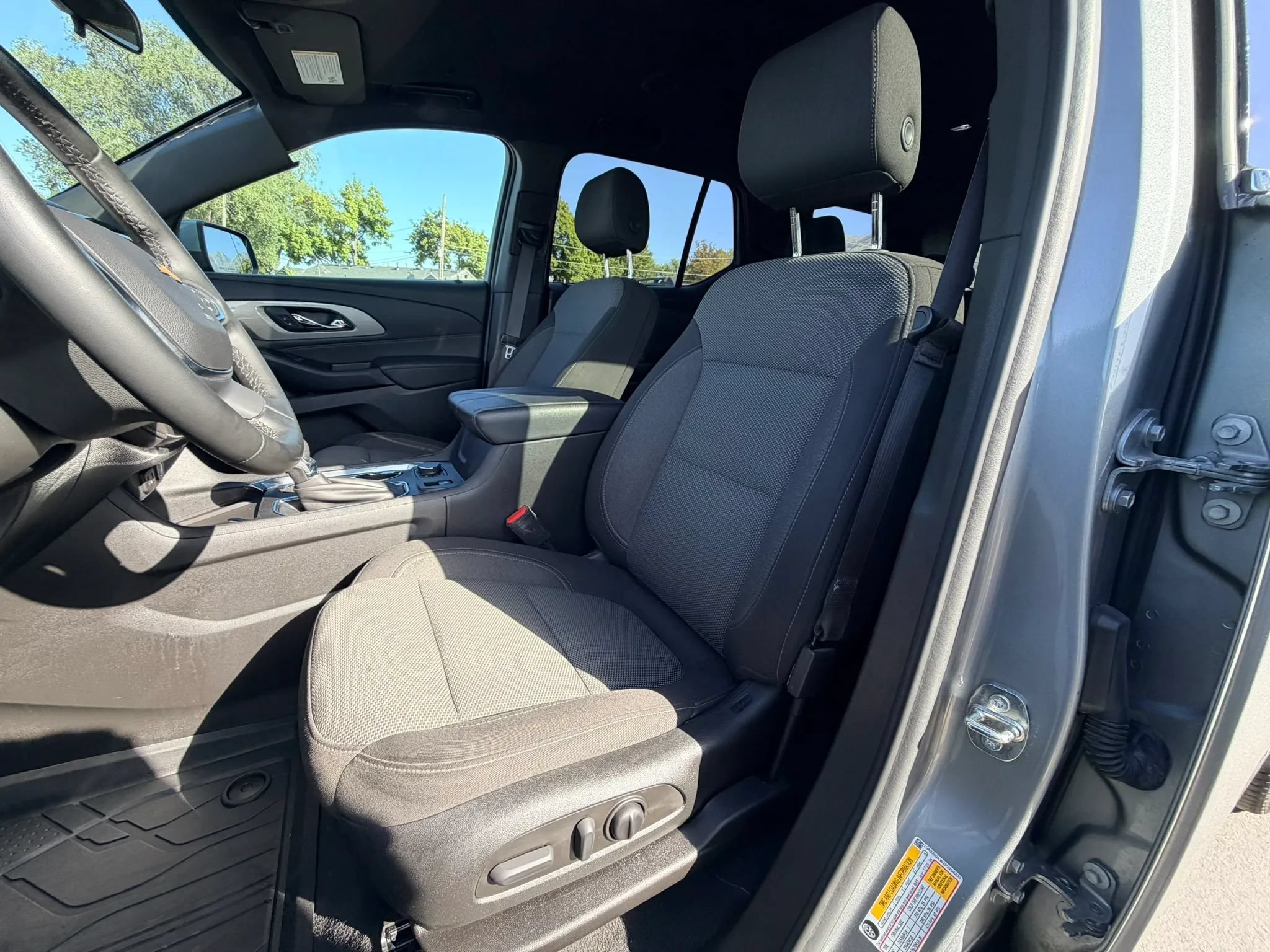 Used 2023 Chevrolet Traverse LT FWD image 12