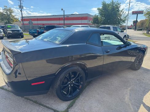 Used 2016 Dodge Challenger SXT w/ Blacktop Package image 4