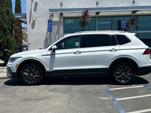 Used 2023 Volkswagen Tiguan SE w/ Panoramic Sunroof Package FWD image 8
