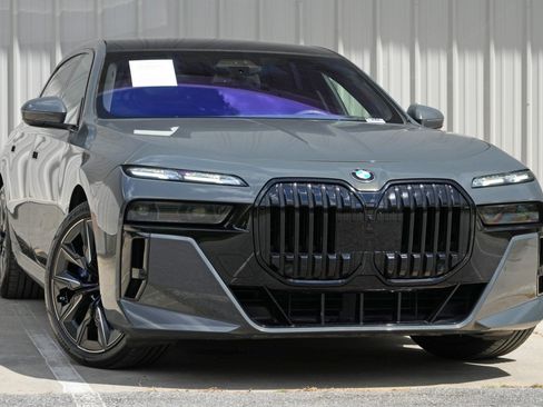 Used 2023 BMW 760i xDrive w/ Executive Package AWD/4WD image 4