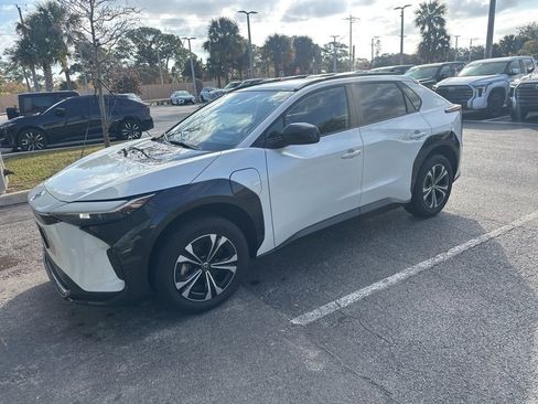 Used 2024 Toyota bZ4X XLE w/ Weather Package image 5