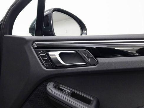 Certified 2026 Porsche Macan AWD/4WD image 30