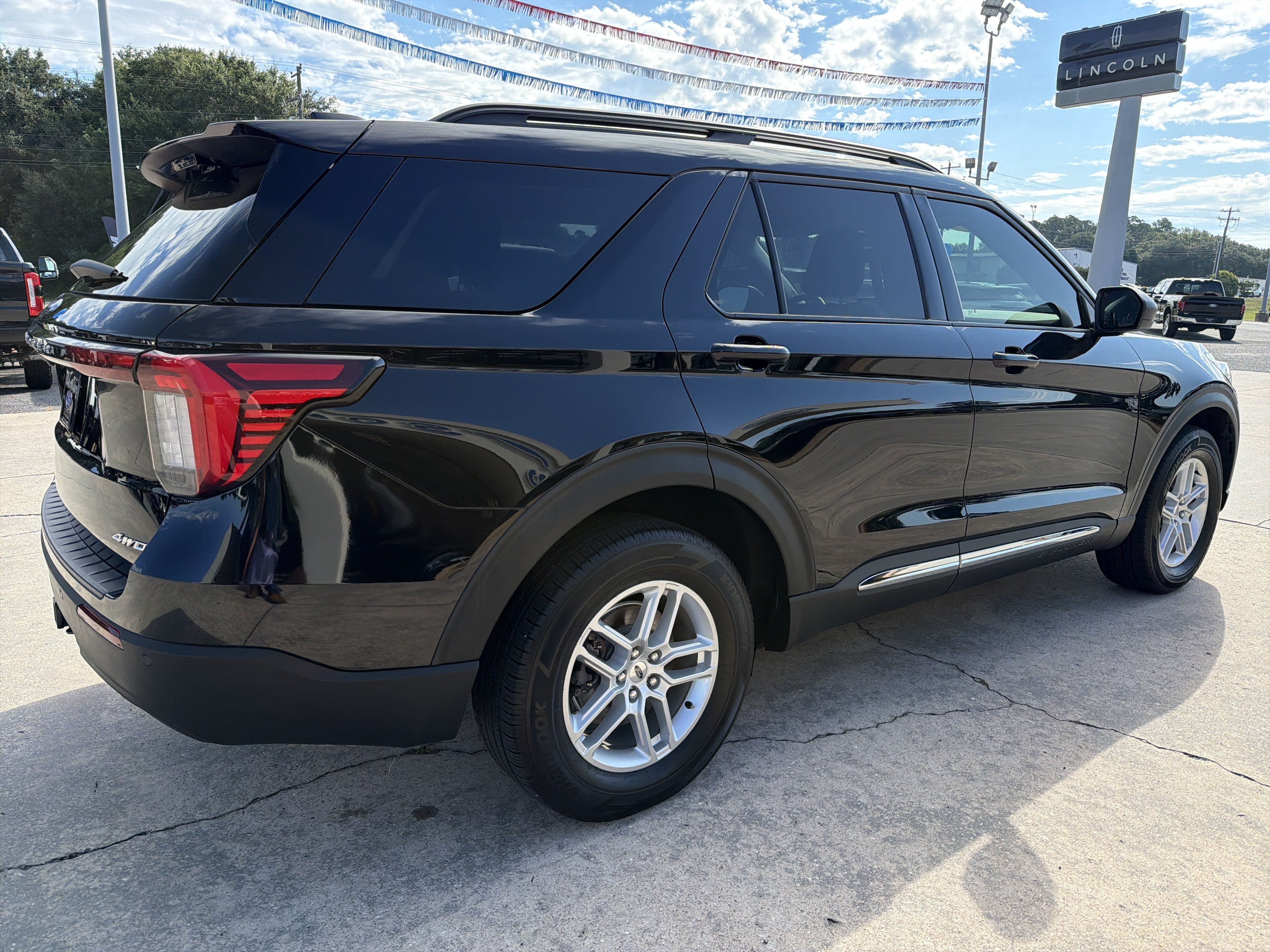 Used 2025 Ford Explorer Active AWD/4WD image 6