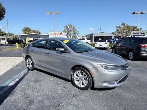 Used 2015 Chrysler 200 Limited w/ Convenience Group image 2