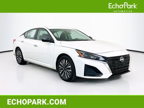 Used 2025 Nissan Altima 2.5 SV FWD image 1