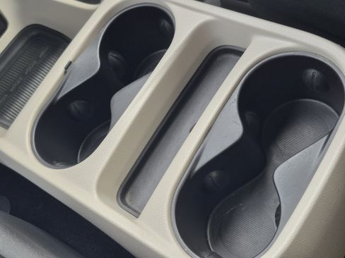 Used 2023 Chrysler Voyager LX image 23