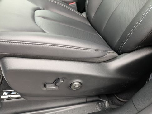 Used 2026 Chrysler Pacifica Select image 9