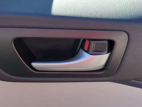 Used 2019 Toyota Highlander XLE image 38