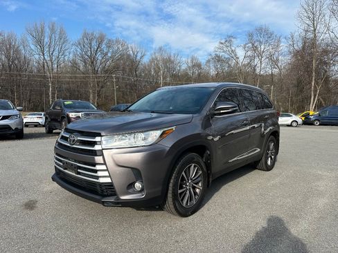 Used 2019 Toyota Highlander XLE image 2